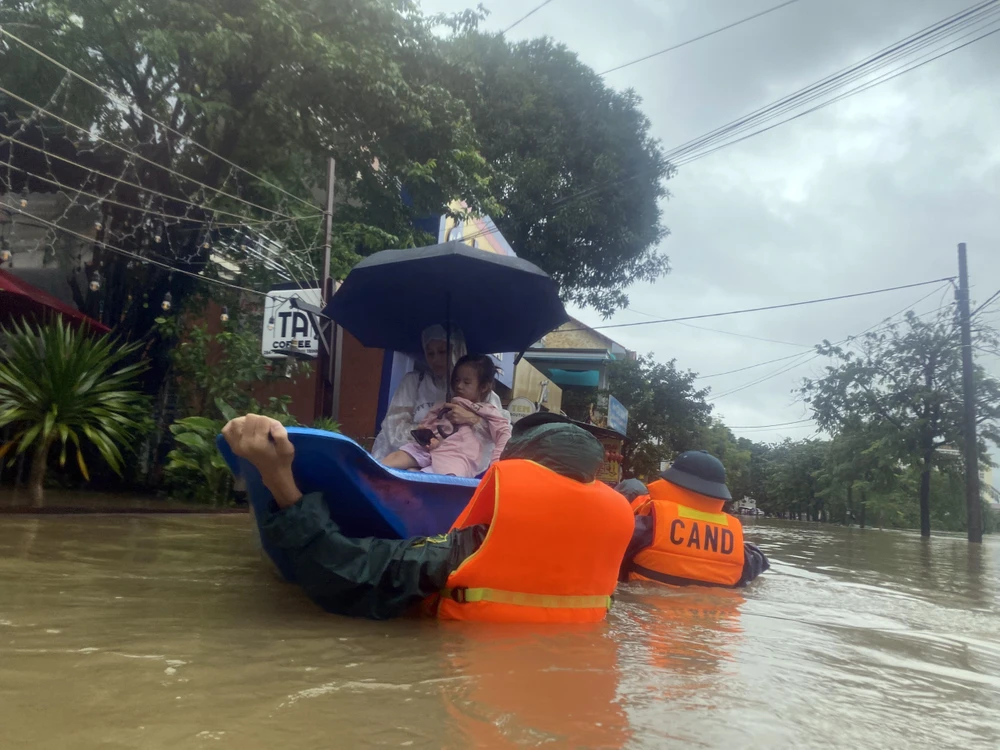 Thừa Thiên-Huế ngập lụt trên diện rộng ngày 15/11. (Ảnh: TTXVN)