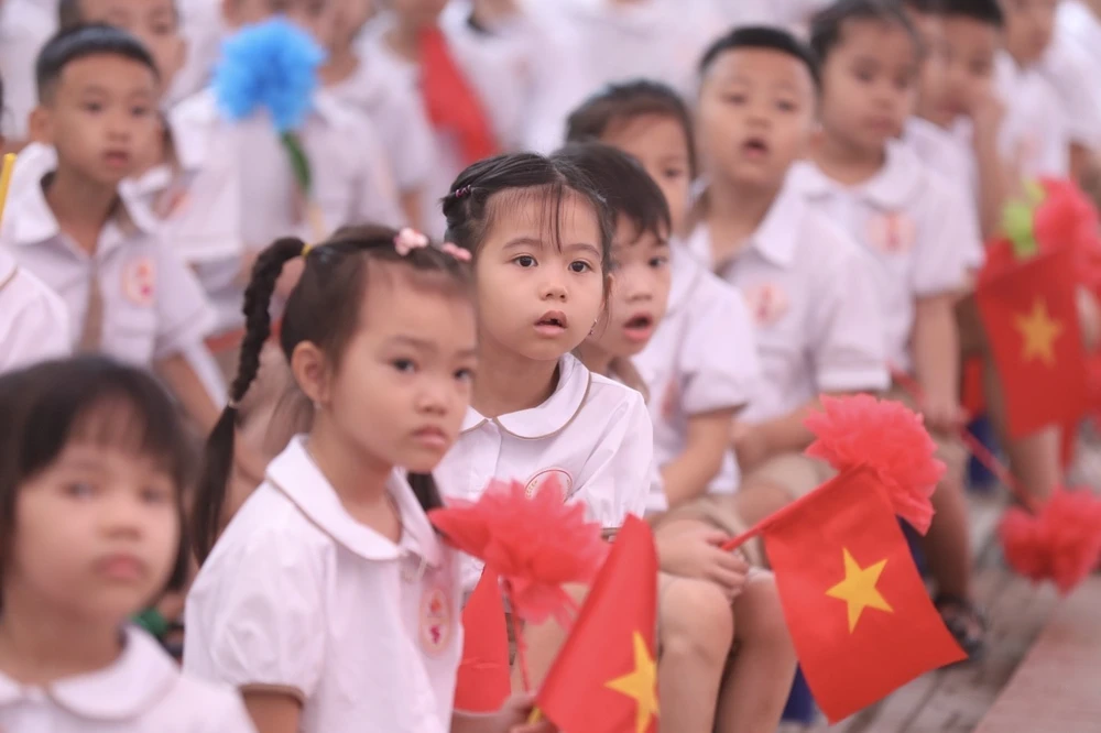 Việc tăng ngày nghỉ dịp lễ Quốc khánh sẽ tạo cơ hội cho công nhân được đưa con đến trường trong ngày khai giảng. (Ảnh: VIetnam+)