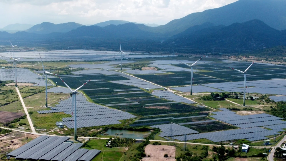 Tổ hợp nhà máy điện gió kết hợp điện mặt trời trên địa bàn huyện Thuận Nam (Ninh Thuận). (Ảnh: Huy Hùng/TTXVN)