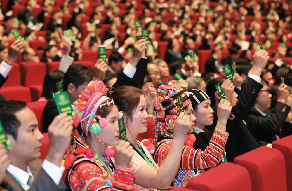 Các đại biểu Đại hội VIII Hội Nông dân Việt Nam tham gia biểu quyết. (Ảnh: Anh Tuấn/TTXVN)