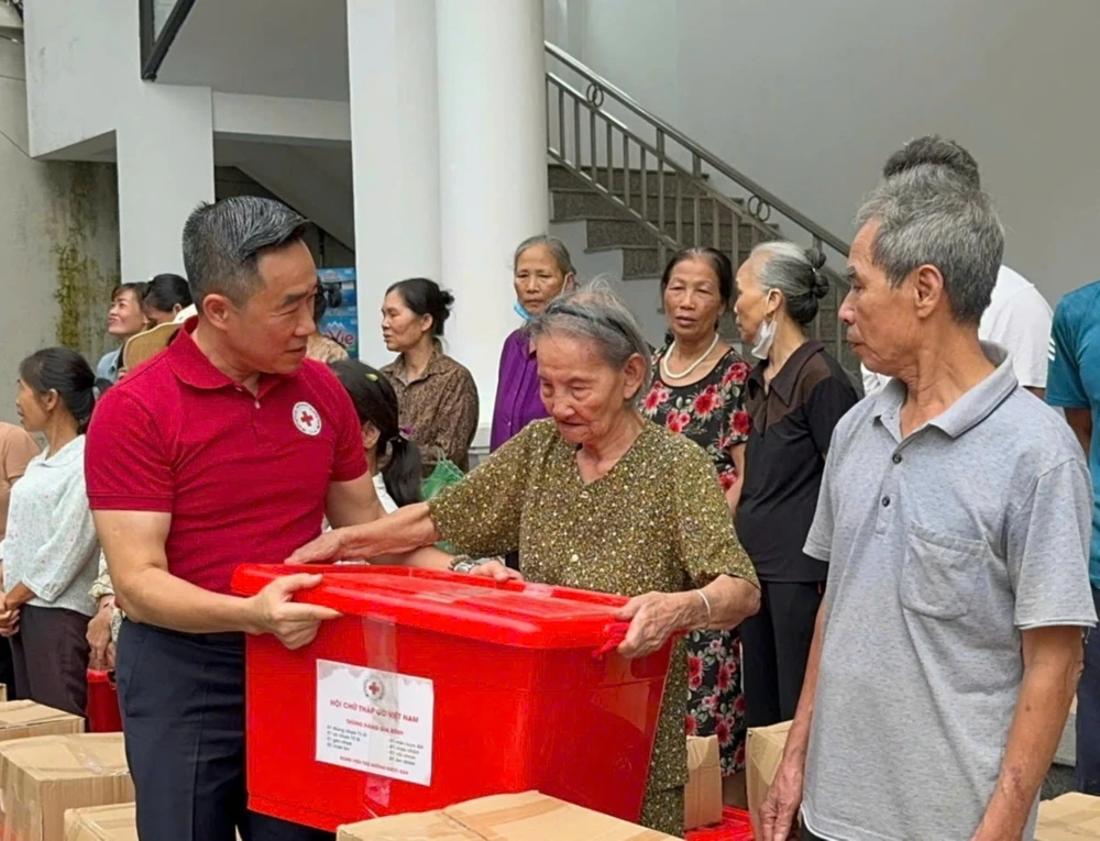 Trao tặng thùng hàng cứu trợ của Hội chữ thập đỏ Việt nam. (Ảnh: Trung ương Hội Chữ thập đỏ Việt Nam)