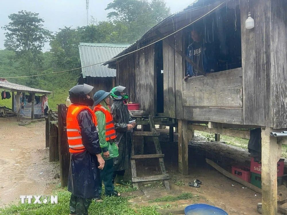 Đồn Biên phòng Hướng Lập (Biên phòng Quảng Trị) vận động người dân di dời đến nơi an toàn. (Ảnh: TTXVN phát)