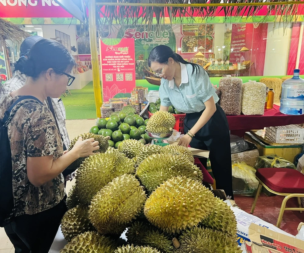 Giới thiệu, bày bán sản phẩm đặc sản của tỉnh Đắk Nông. (Ảnh: PV/Vietnam+)