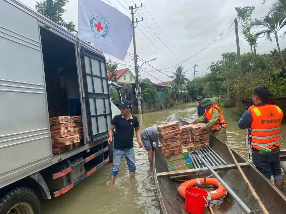 Chuẩn bị hàng hỗ trợ cho bà con ở vùng lũ lụt tại huyện Lệ Thủy, tỉnh Quảng Bình. (Ảnh: Hội Chữ thập đỏ tỉnh Quảng Bình)