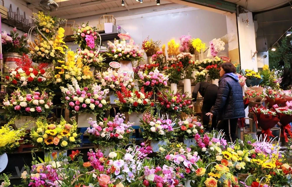 Một cửa hàng hoa tươi truyền thống trên phố Trần Xuân Soạn. (Ảnh: Minh Hiếu/Vietnam+)