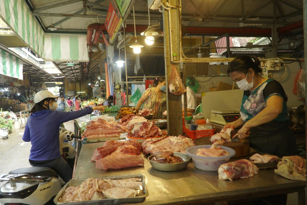 Sạp bán thịt lợn tại chợ Hôm-Đức Viên đầy áp hàng hóa. (Ảnh: Minh Hiếu/Vietnam+)