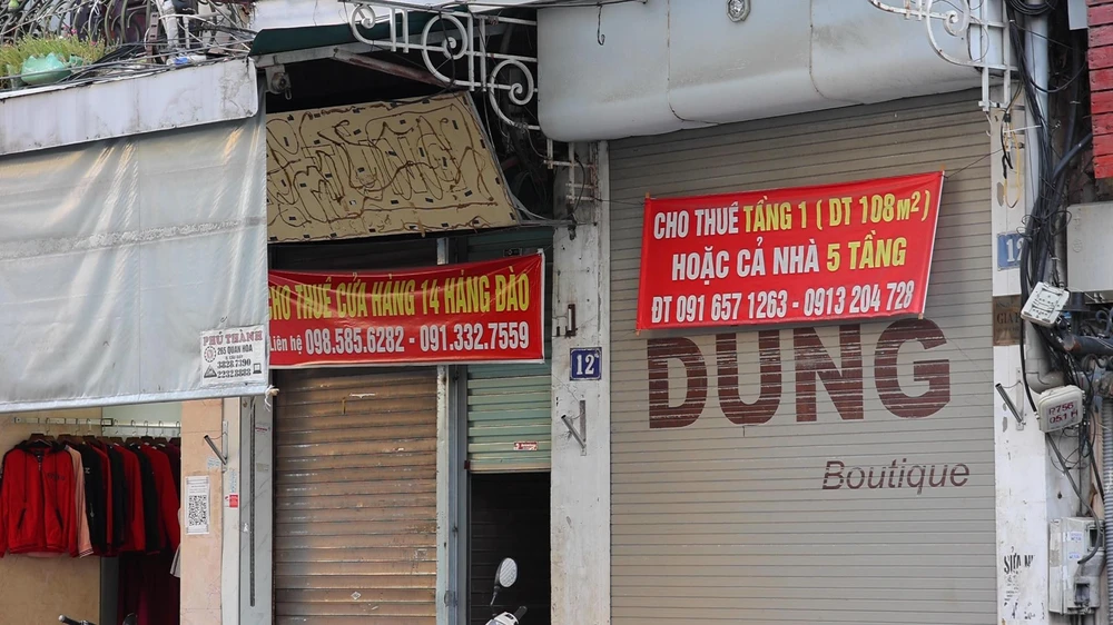 Hàng dài những tấm biển đỏ "cho thuê cửa hàng","trả mặt bằng","cửa hàng đóng cửa" trên các tuyến phố. (Ảnh: PV/Vietnam+)