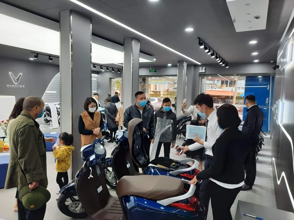 Nhiều người dân đang tìm đến phương tiện xe máy điện thay thế cho xe máy xăng truyền thống trong bối cảnh xăng đang tăng giá. (Ảnh: PV/Vietnam+)