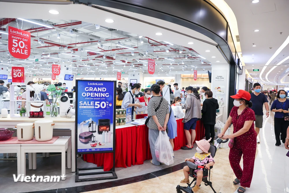 Các trung tâm thương mại, siêu thị đang đồng loạt tung các chương trình, khuyến mãi, giảm giá sâu các sản phẩm. (Ảnh: Minh Hiếu/Vietnam+)