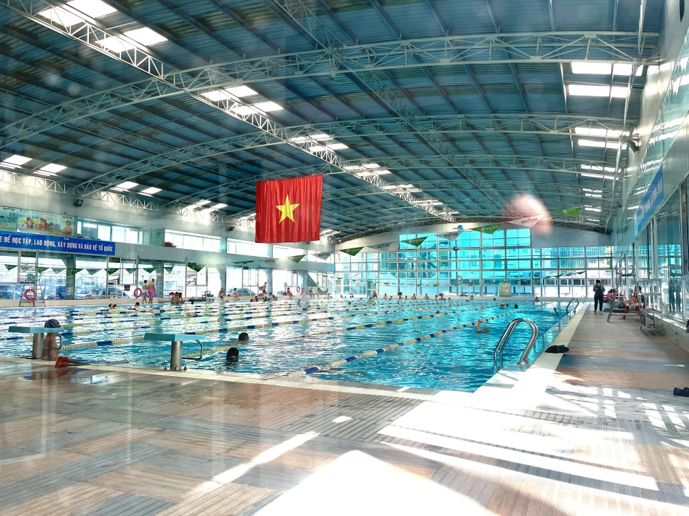 Nhân dịp Hè, hàng loạt bể bơi trên địa bàn Hà Nội mở cửa đón khách trở lại. (Ảnh: Minh Hiếu/Vietnam+)