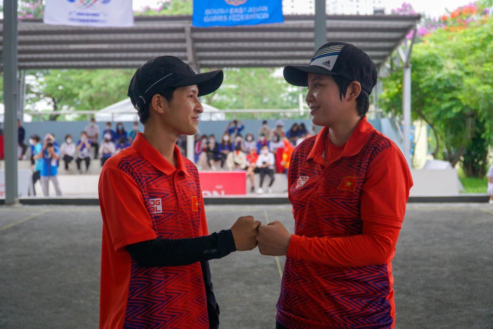 Cặp đôi tuyển nữ Việt Nam bắt tay ăn mừng với chiến thắng 13-6 trước người Thái. (Ảnh: Minh Hiếu/Vietnam+)