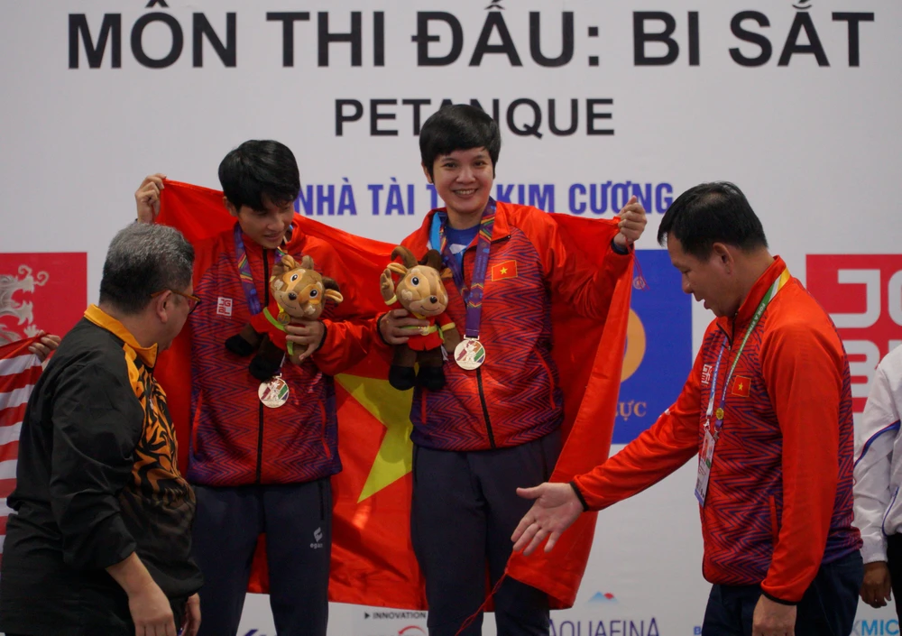 Cặp đôi Thái Thị Hồng Thoa và Trần Lê Lan Anh đã mang về tấm huy chương vàng đầu tiên cho đội tuyển bi sắt Việt Nam tại nội dung đôi nữ. (Ảnh: Minh Hiếu/Vietnam+)