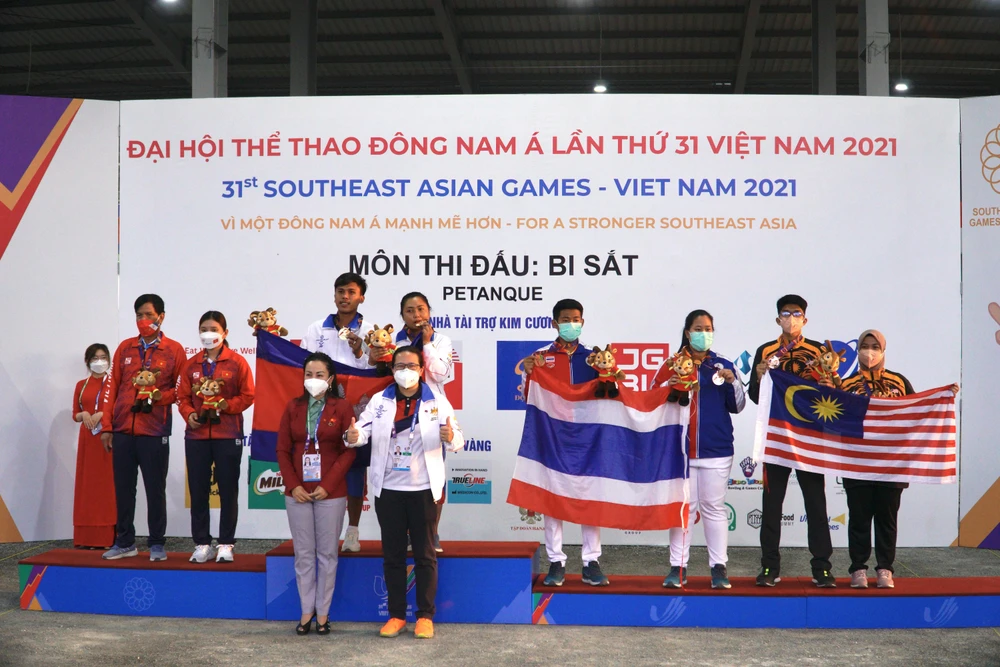 Lễ trao huy chương bộ môn bi sắt SEA Games ở nội dung đôi hỗn hợp, bộ ba hỗn hợp nam nữ. (Ảnh: Minh Hiếu/Vietnam+)