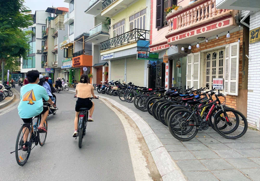 Dịch vụ đạp xe tại Thủ đô đang rất hút khách. (Ảnh: Minh Hiếu/Vietnam+)