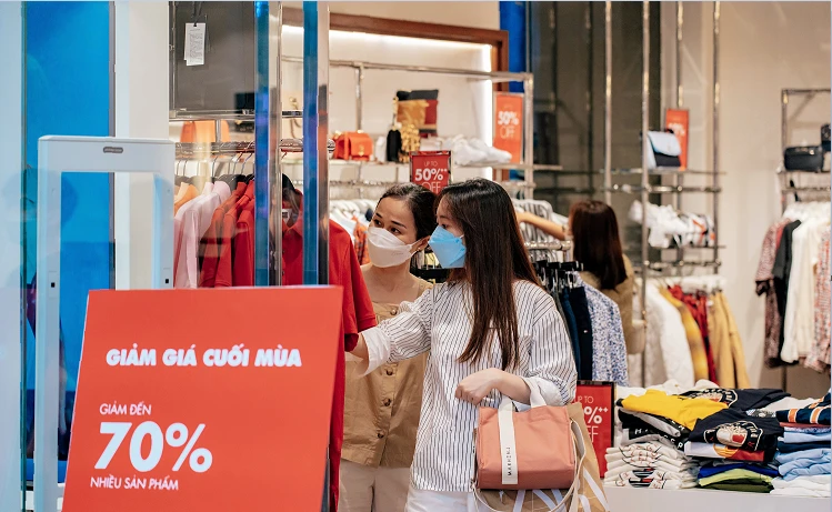 Các trung tâm thương mại, siêu thị đang tung vô vàn các chương trình khuyến mãi, giảm giá sản phẩm để kích cầu người dân mua sắm. (Ảnh: PV/Vietnam+)