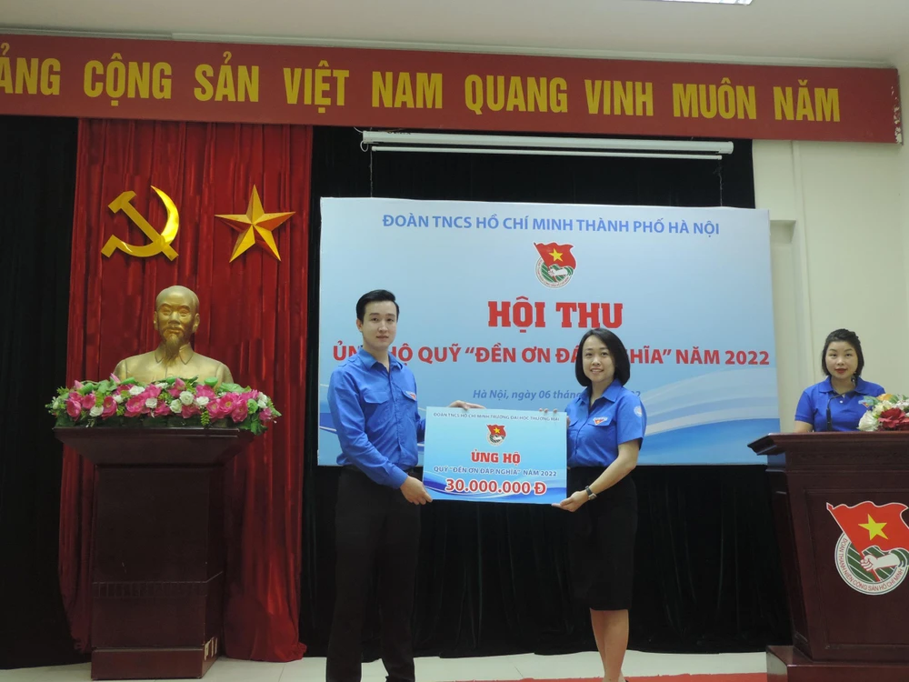 Phó Bí thư Thành đoàn Hà Nội Đào Đức Việt đón nhận ủng hộ từ đại diện trường Đại học Thương mại. (Ảnh nguồn: Thành đoàn Hà Nội)