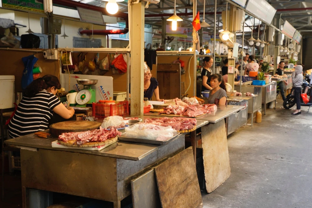 Giá thịt lợn tại các chợ, siêu thị liên tục tăng cao trong những ngày qua. (Ảnh: PV/Vietnam+)