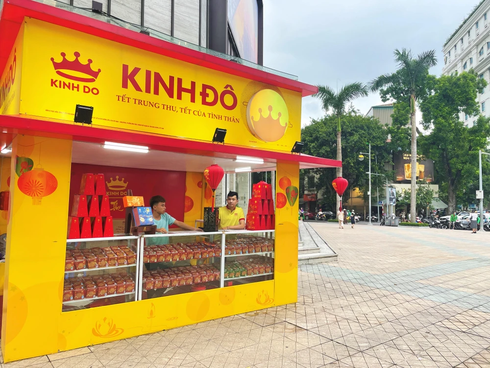 Các gian hàng kinh doanh bánh Trung thu đã bắt đầu mọc lên trên các tuyến phố lớn tại Thủ đô. (Ảnh: Minh Hiếu/Vietnam+)