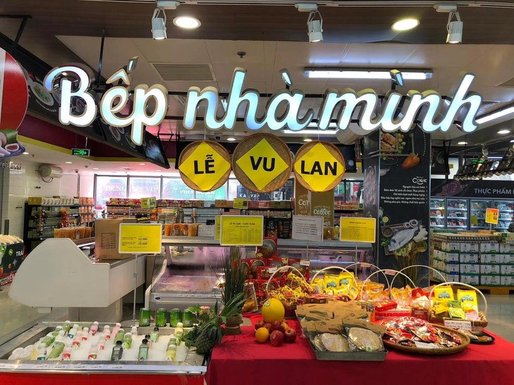 Các siêu thị bày bán các mặt hàng thực phẩm chay cho dịp lễ Vu Lan. (Ảnh: Minh Hiếu/Vietnam+)