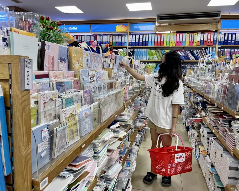 Học sinh đang đi mua sắm đồ dùng học tập cho năm học mới. (Ảnh: Minh Hiếu/Vietnam+)