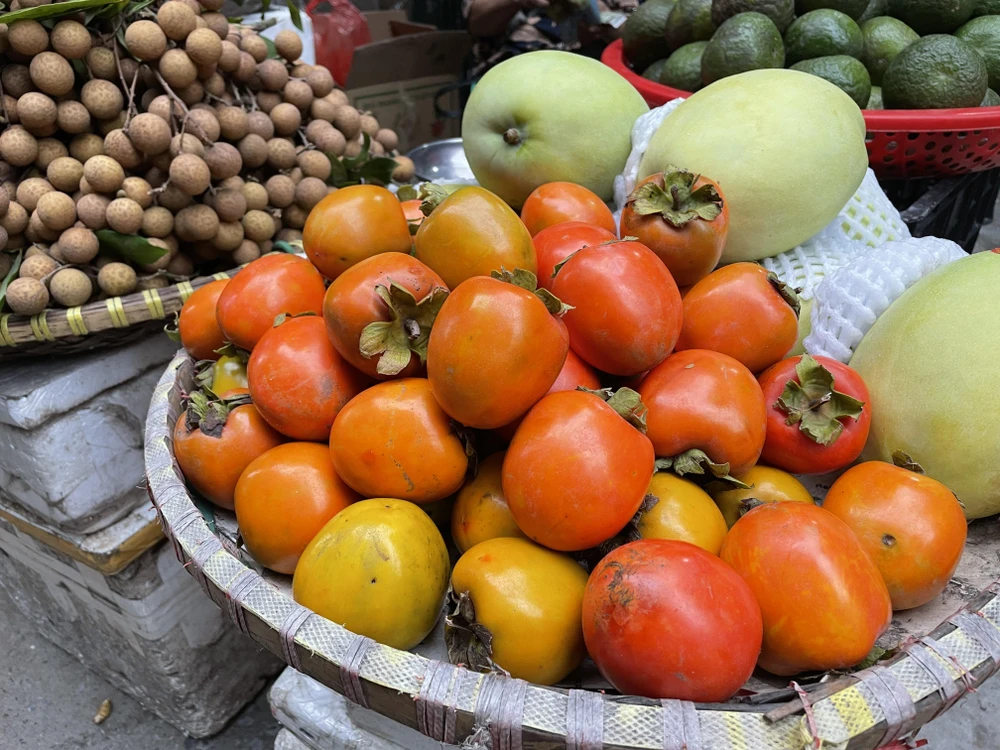 Giá một số hoa quả đang giảm tại các chợ. (Ảnh: PV/Vietnam+)