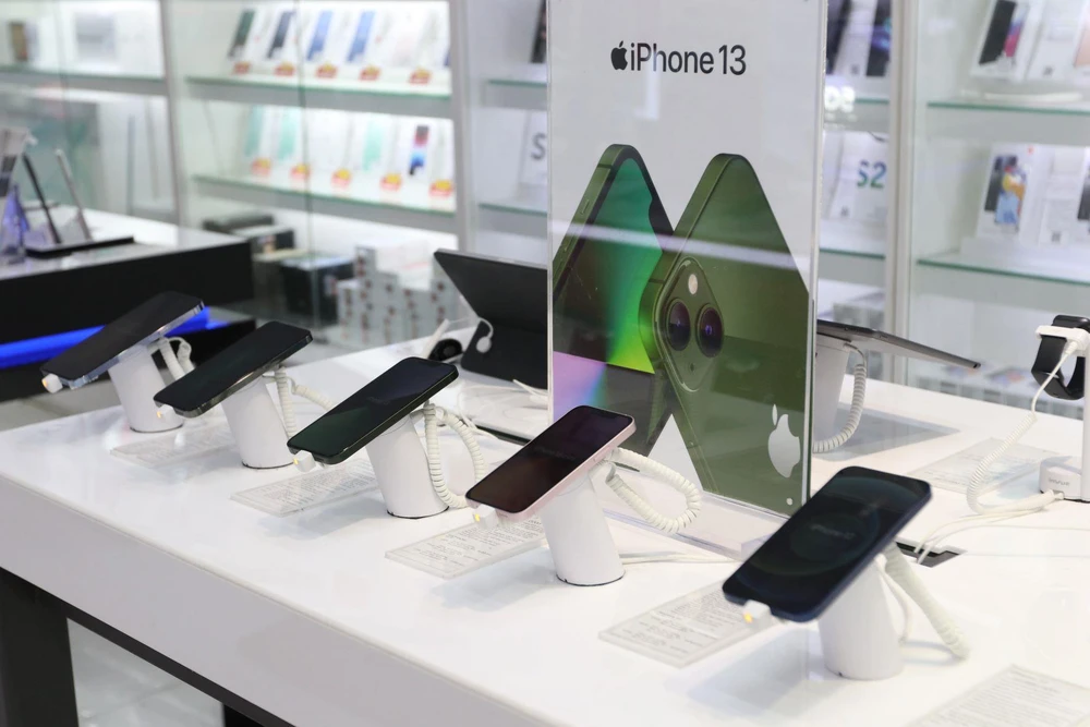 Loạt mẫu iPhone 11,12,13 đang tiếp tục được giảm giá. (Ảnh minh họa: Minh Hiếu/Vietnam+)