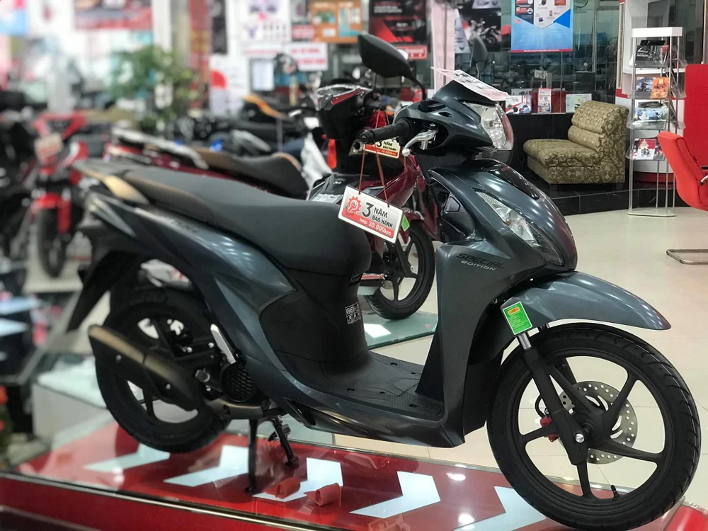 Honda Vision tiếp tục đứng top đầu các mẫu xe tay ga khan hàng, đội giá bán cao trong thời điểm hiện tại. (Ảnh: PV/Vietnam+)