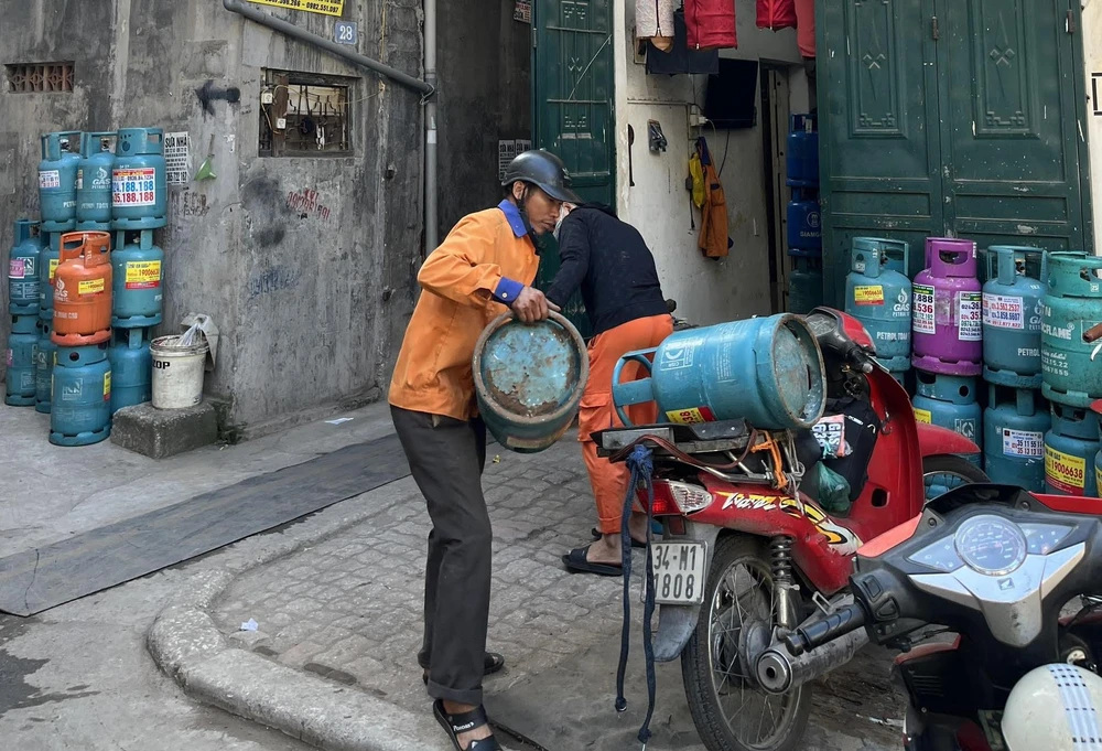 Sau 6 đợt giảm giá, giá gas bán lẻ trong nước lại tăng. (Ảnh minh họa: PV/Vietnam+)