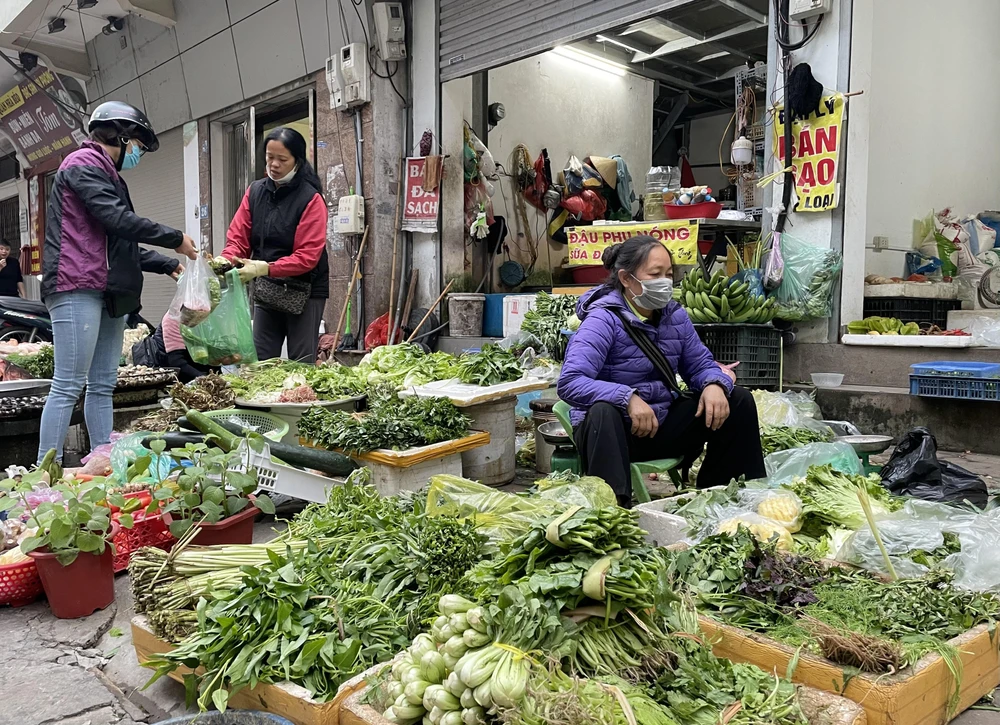 Giá rau xanh đang 'leo thang' tại các chợ truyền thống Hà Nội. (Ảnh: PV/Vietnam+)