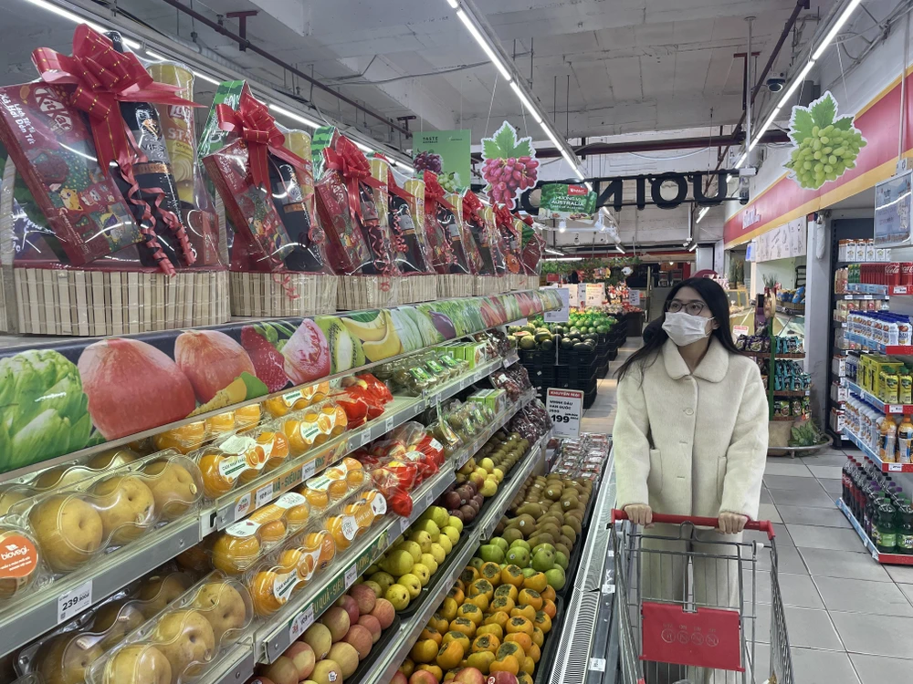 Hàng hóa Tết dồi dào trên kệ các siêu thị để người dân thỏa sức mua sắm. (Ảnh minh họa: Minh Hiếu/Vietnam+)