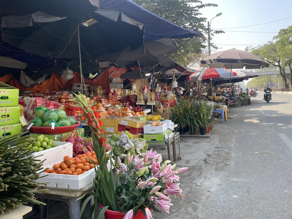 Thực phẩm, hàng hóa dồi dào trong ngày ông Công, ông Táo. (Ảnh: PV/Vietnam+)