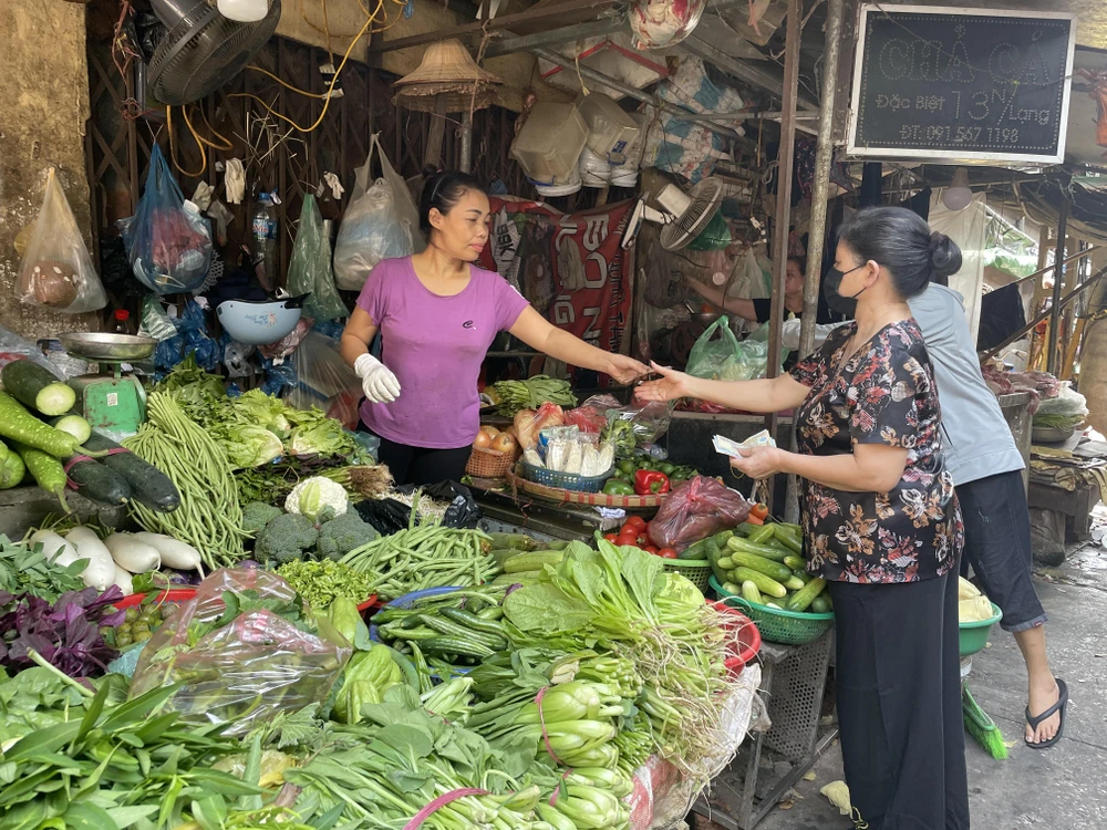 Giá rau xanh tại các chợ quay đầu giảm sau Rằm tháng Giêng. (Ảnh minh họa: Minh Hiếu/Vietnam+)