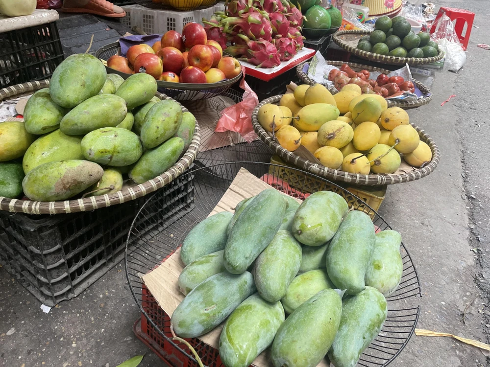 Nguồn cung hoa quả đầu mùa Hè đang khá dồi dào. (Ảnh: Minh Hiếu/Vietnam+)