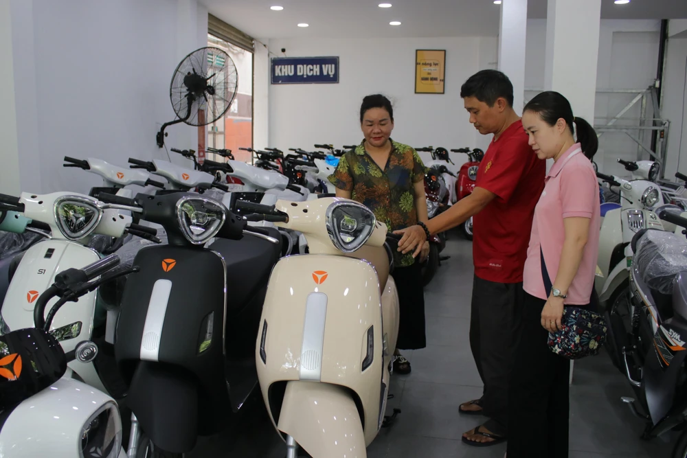 Thị trường xe máy, xe đạp điện nhộn nhịp người mua trước mùa tựu trường. (Ảnh: Minh Hiếu/Vietnam+)