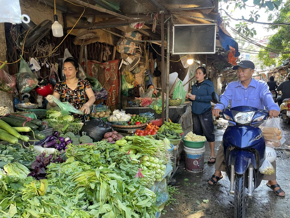 Rau xanh tại các chợ truyền thống, dân sinh trên địa bàn Thủ đô đang tăng giá. (Ảnh: Minh Hiếu/Vietnam+)