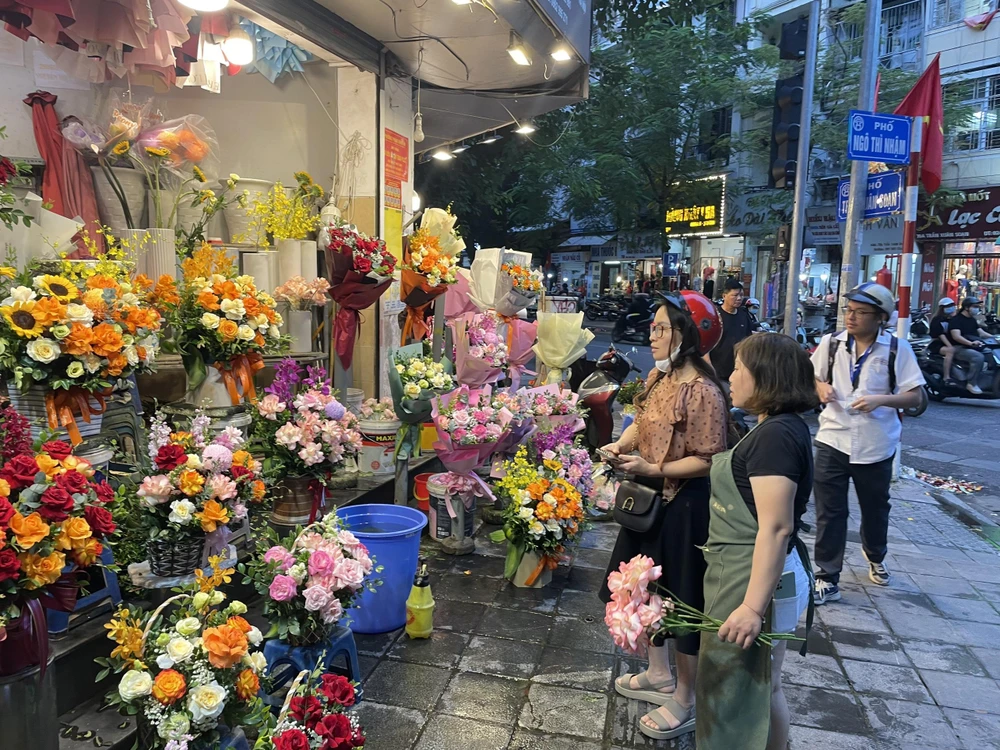 Thị trường hoa tươi đang nóng dần lên cận dịp lễ 20/10. (Ảnh: Minh Hiếu/Vietnam+)