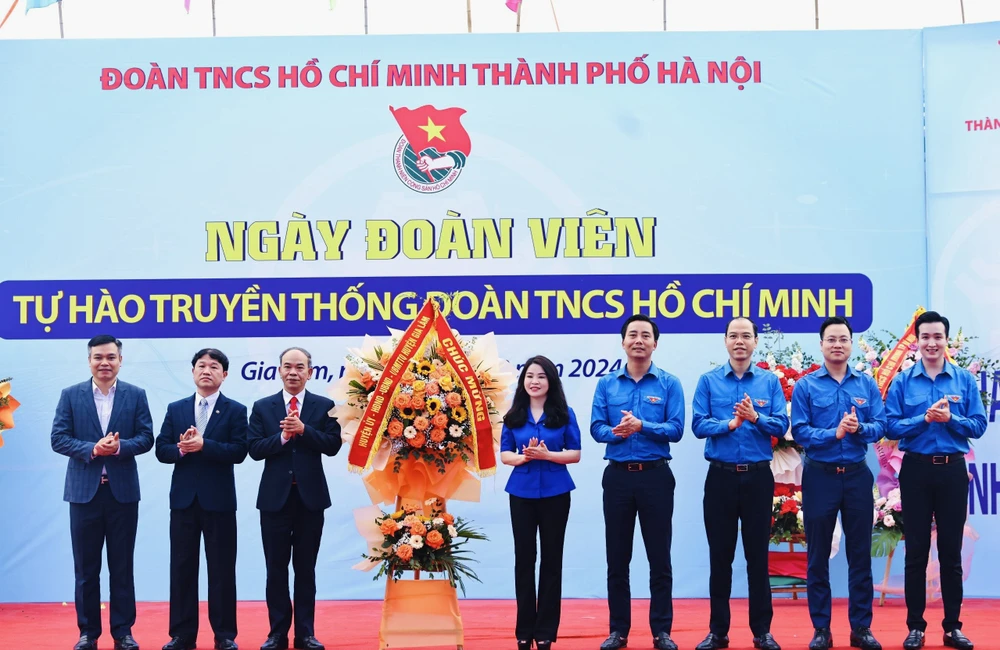 Thường trực Huyện ủy Gia Lâm chúc mừng Thành đoàn Hà Nội nhân kỷ niệm 93 năm Ngày thành lập Đoàn TNCS Hồ Chí Minh. (Ảnh: PV/Vietnam+)