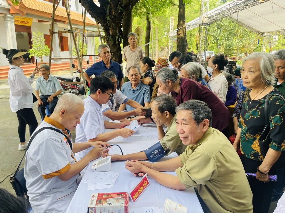 Chương trình ký kết có buổi khám bệnh, cấp phát thuốc cho người dân tại huyện Sóc Sơn, Hà Nội (Ảnh: PV/Vietnam+)