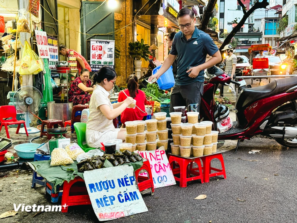 Người dân đi chợ sớm mua đồ cúng cho dịp Tết Đoan Ngọ. (Ảnh: Minh Hiếu/Vietnam+)