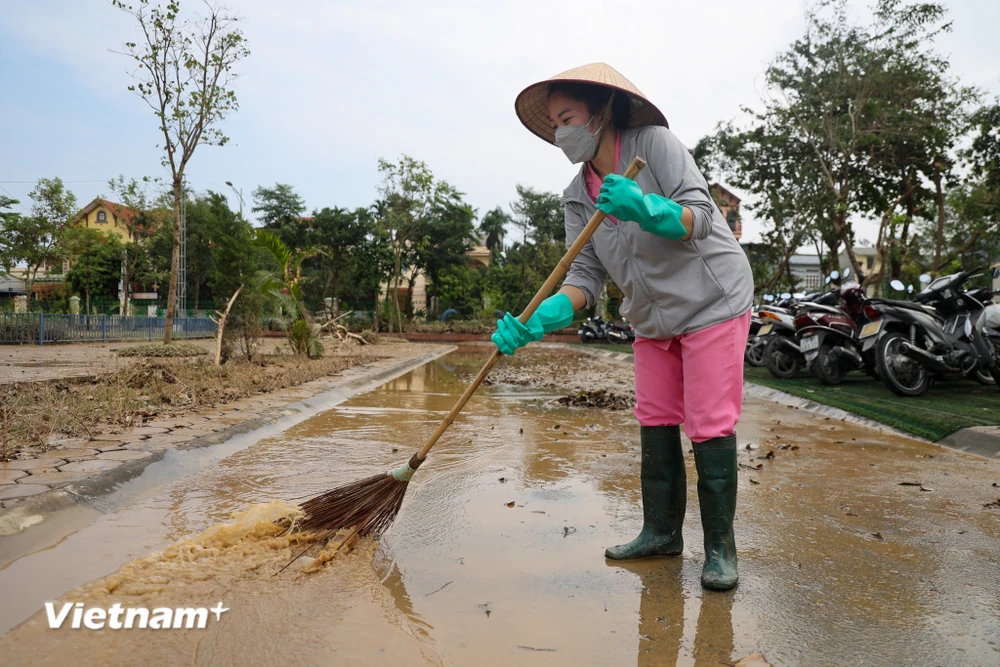 Người dân dọn dẹp sau bão Yagi. (Ảnh: PV/Vietnam+)