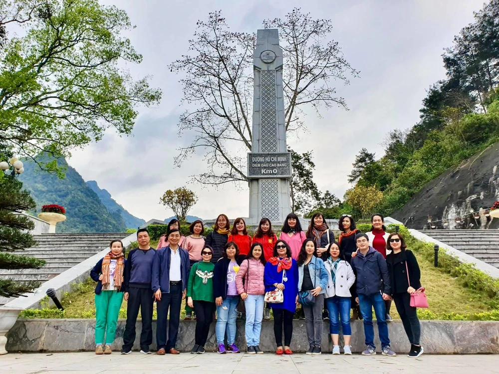 Trong hành trình Về nguồn, tập thể Báo Điện tử VietnamPlus tới thăm Khu Di tích quốc gia đặc biệt Pác Bó, Cao Bằng. (Ảnh: Vietnam+)