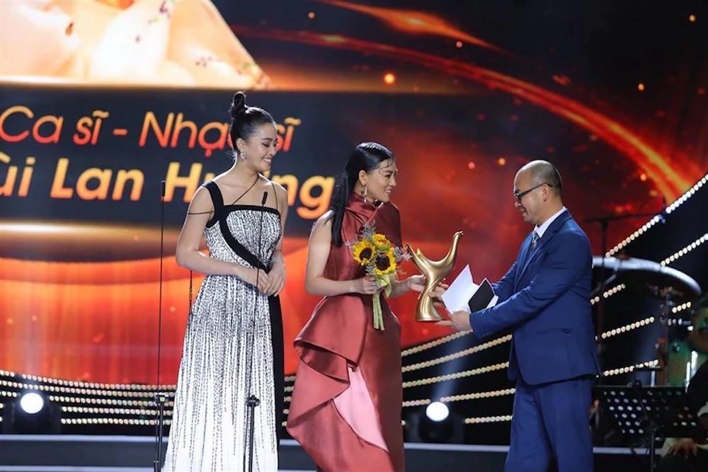 Ca sỹ-nhạc sỹ Bùi Lan Hương được vinh danh ở hạng mục Nghệ sỹ mới của năm. (Ảnh: BTC)
