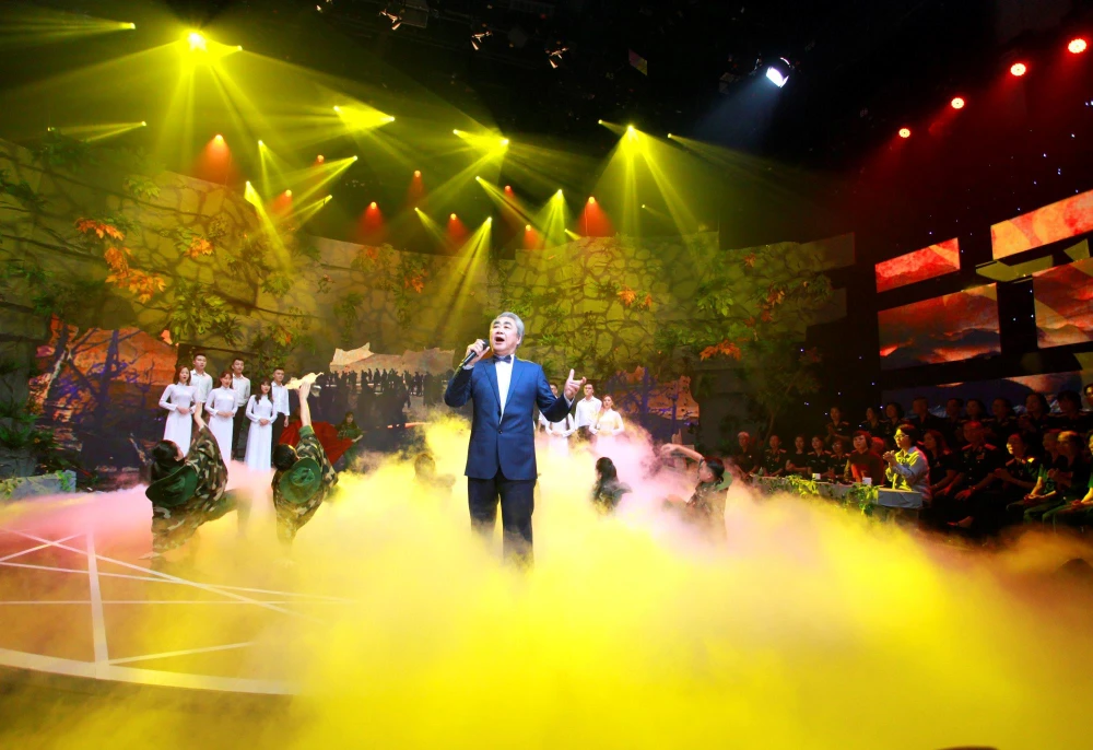 Nghệ sỹ nhân dân Quang Thọ thể hiện những bài ca đi cùng năm tháng trên sân khấu Giai điệu tự hào. (Ảnh: BTC)