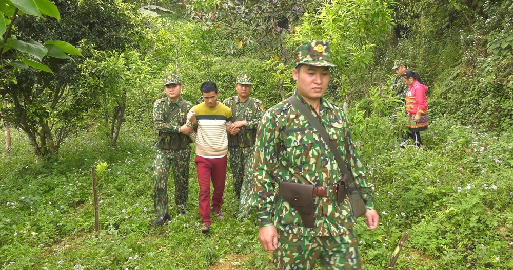 Lực lượng biên phòng Lào Cai bắt giữ đối tượng buôn bán người trái phép. (Ảnh minh họa