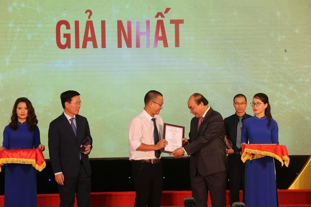 Đại diện Báo điện tử VietnamPlus nhận giải Nhất Giải thưởng toàn quốc về Thông tin đối ngoại 2018. (Ảnh: Minh Sơn/Vietnam+)