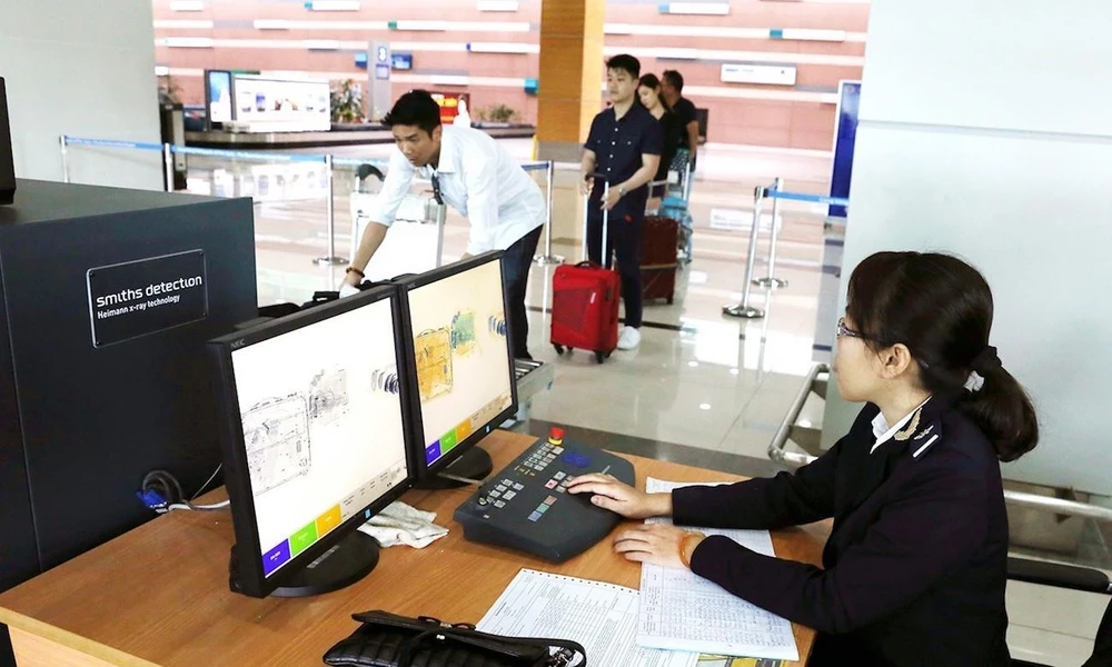 Nhân viên Chi cục Hải quan Phú Quốc dùng máy soi để kiểm tra hành lý khách nhập cảnh tại sân bay Phú Quốc. (Ảnh minh họa: TTXVN)