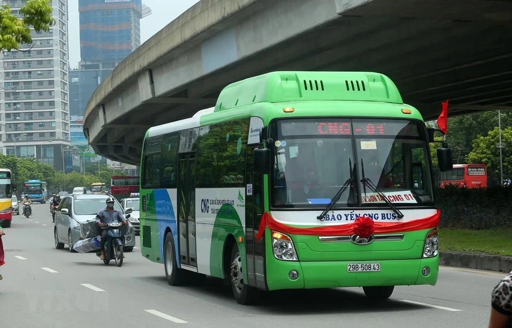 Hà Nội đưa các tuyến xe buýt dùng nhiên liệu sạch vào sử dụng. (Ảnh minh họa: Huy Hùng/TTXVN)
