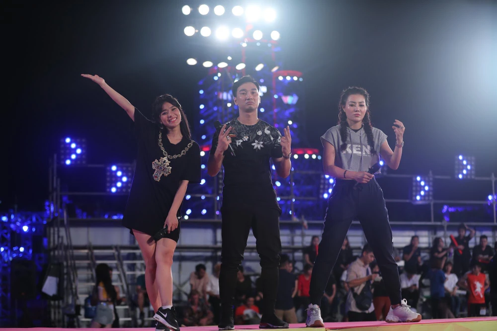MC Hoàng Yến Chibi, MC Thành Trung và khách mời Thanh Hương (từ trái qua) tại "Không giới hạn-Sasuke Việt Nam 2019." (Ảnh: BTC)