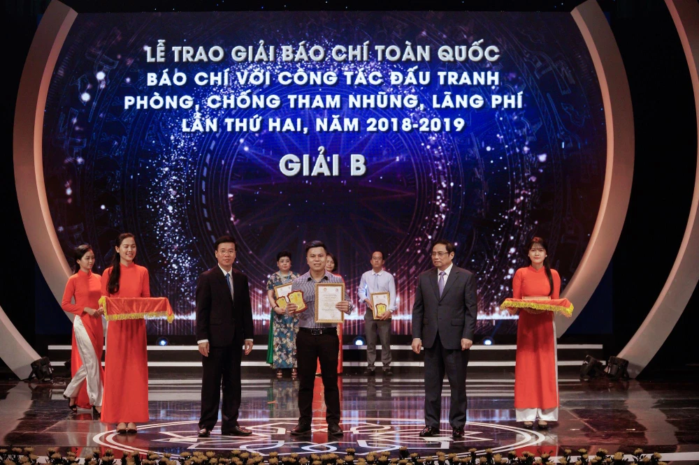Tác giả Võ Mạnh Hùng - Báo Điện tử VietnamPlus nhận giải B. (Ảnh: Minh Hiếu)