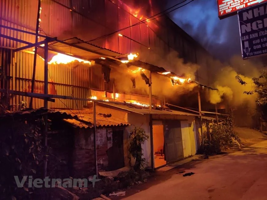 Hiện trường vụ cháy Công ty Bóng đèn phích nước Rạng Đông (Thanh Xuân, Hà Nội). (Ảnh: Sơn Bách/Vietnam+)